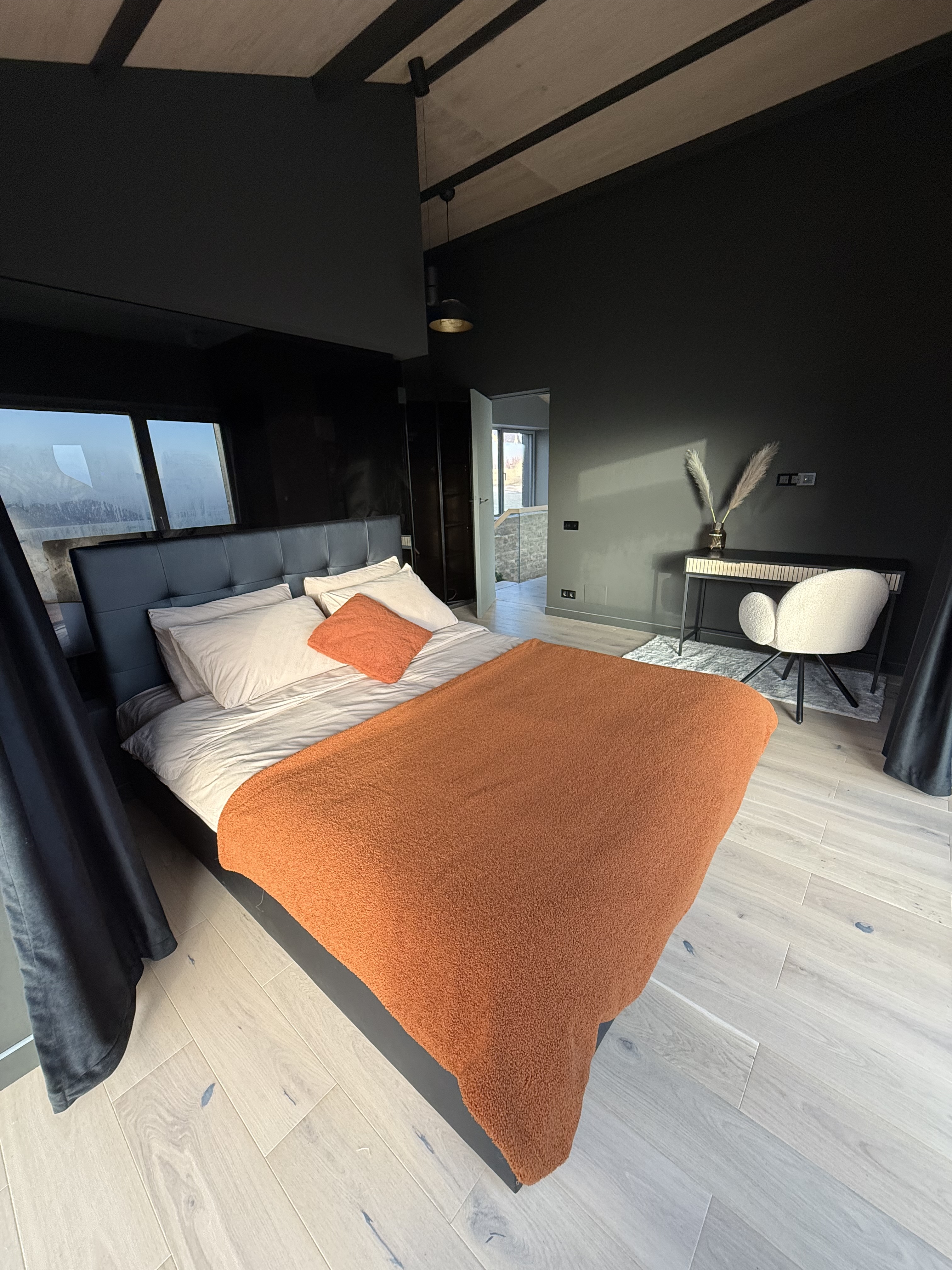 gallery.items.masterBedroom.title